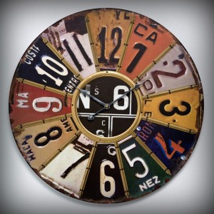 часы из старых автомобильных номерных знаков
