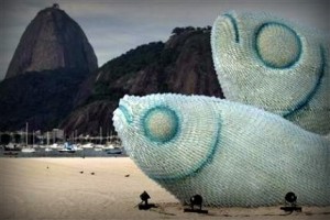 скульптура рыб из пластиковых бутылок