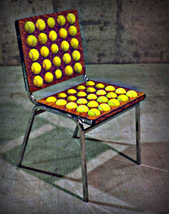 стул из теннисных мячей
