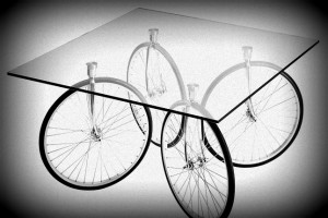 кофейный столик из велосипедных колес